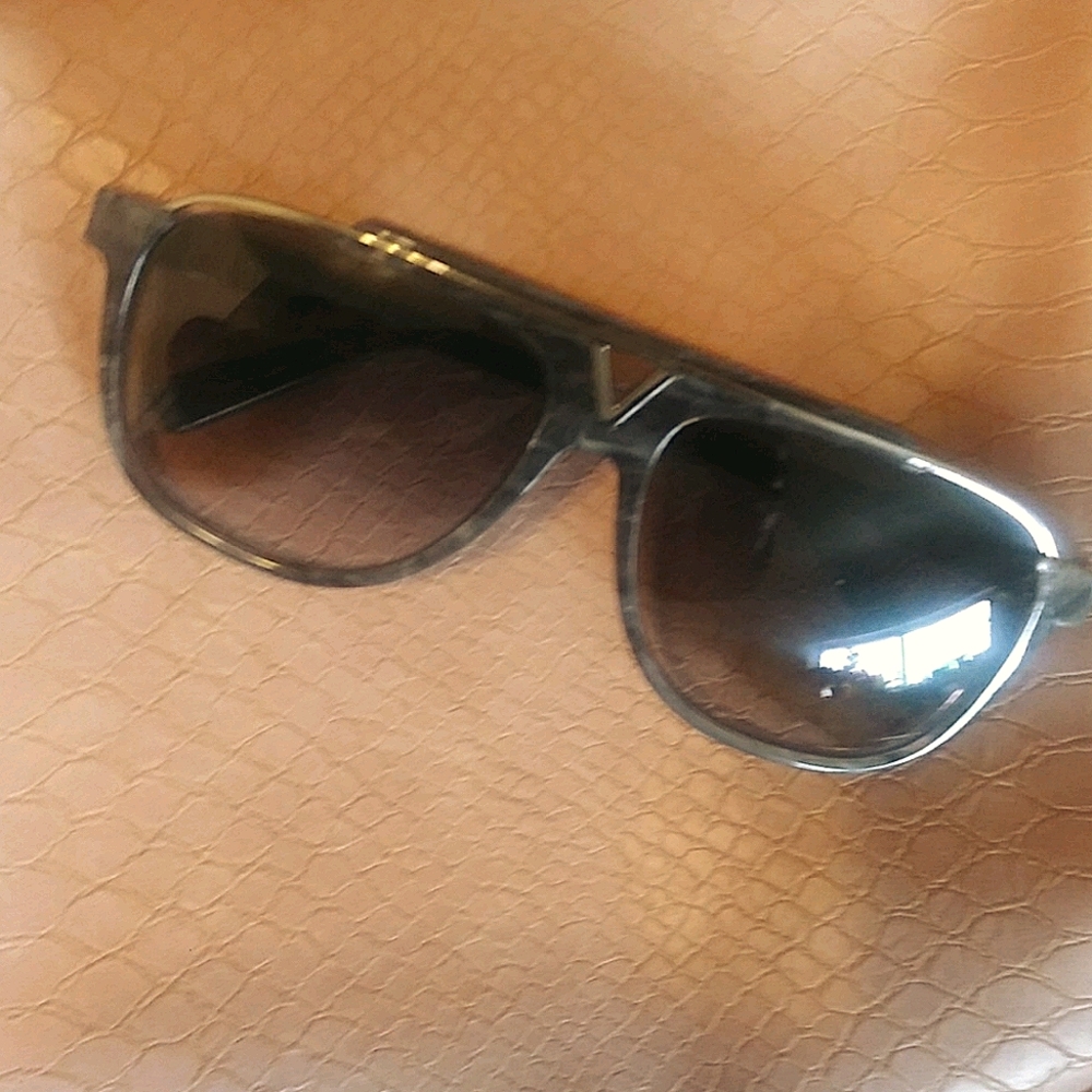 2019 LV Mascot Marble Sunglasses - Picture 3 of 3